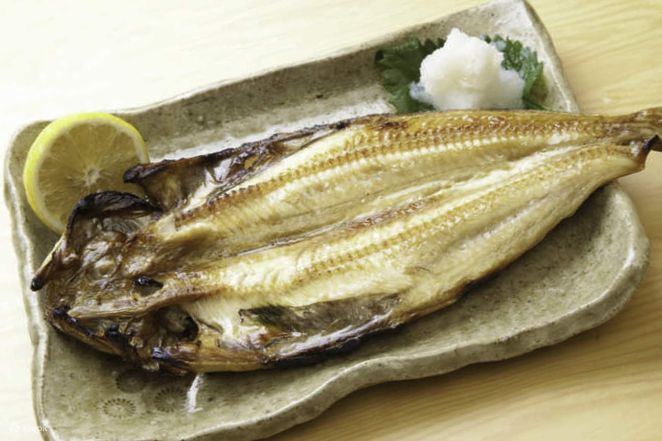 Juga menyediakan makanan panas seperti ikan bakar, makanan laut panggang, dan abalon Taoban yaki.